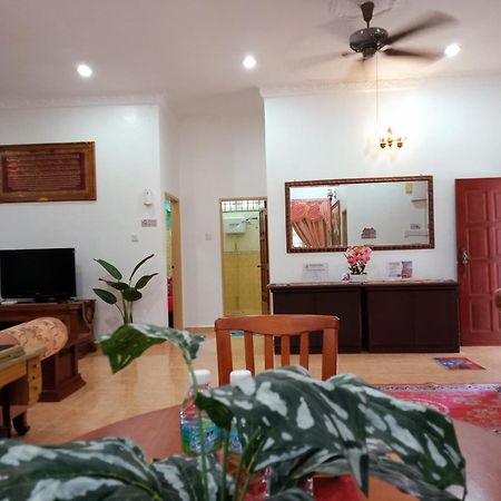 Mawar Camelia Homestay 5 Bedrooms Fully Aircond - Near Airport And Stadium Gong Badak كُوالا تيرينغانو المظهر الخارجي الصورة