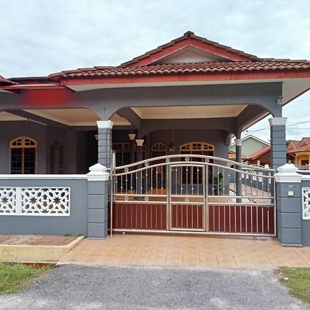 Mawar Camelia Homestay 5 Bedrooms Fully Aircond - Near Airport And Stadium Gong Badak كُوالا تيرينغانو المظهر الخارجي الصورة