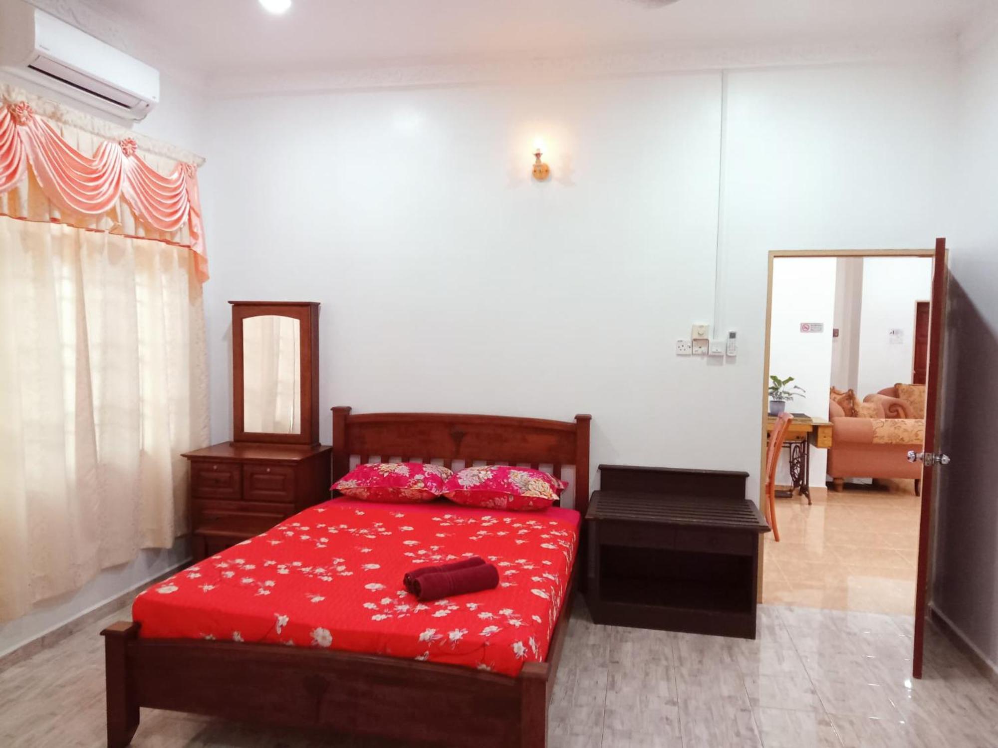 Mawar Camelia Homestay 5 Bedrooms Fully Aircond - Near Airport And Stadium Gong Badak كُوالا تيرينغانو المظهر الخارجي الصورة