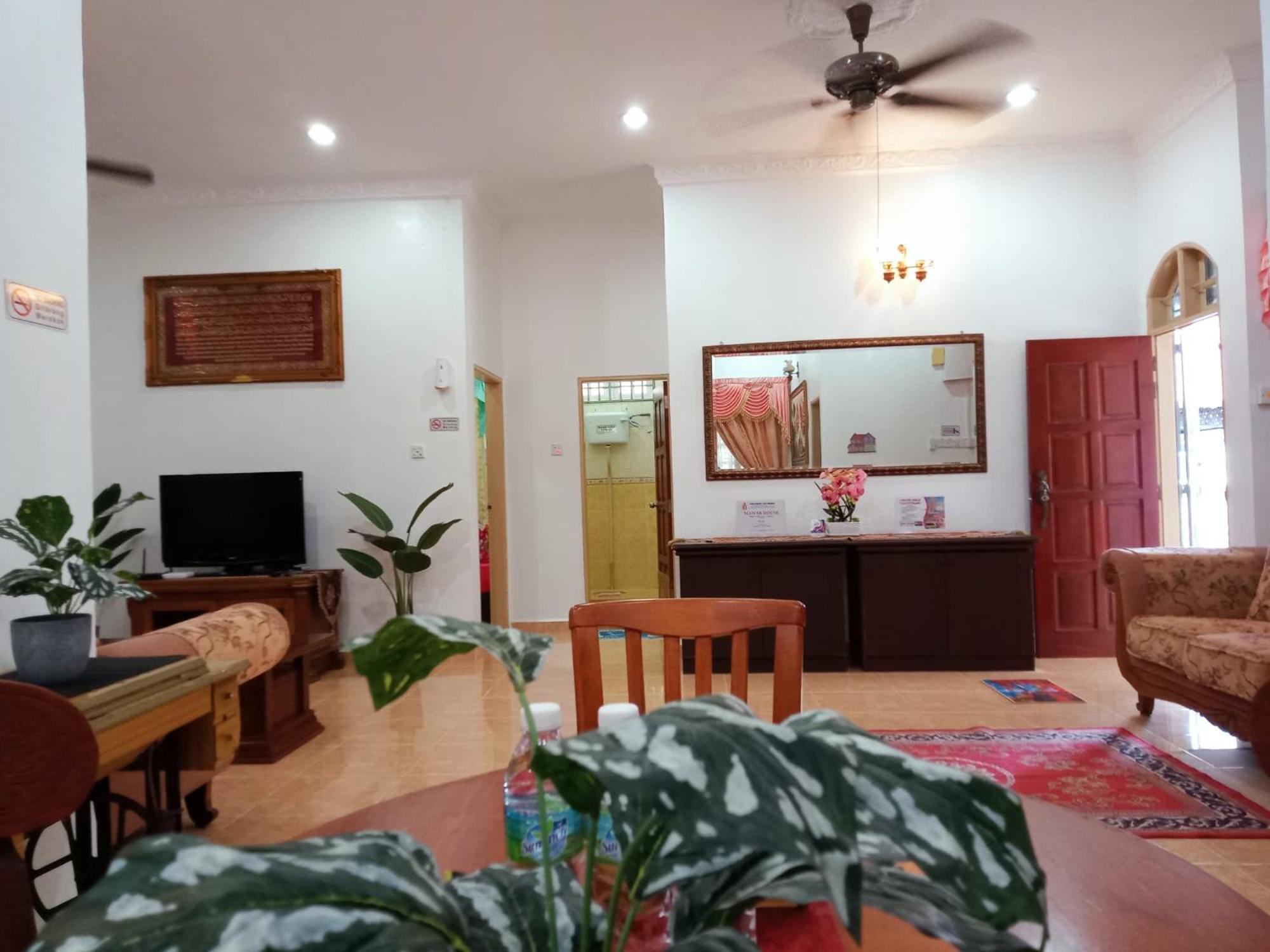 Mawar Camelia Homestay 5 Bedrooms Fully Aircond - Near Airport And Stadium Gong Badak كُوالا تيرينغانو المظهر الخارجي الصورة