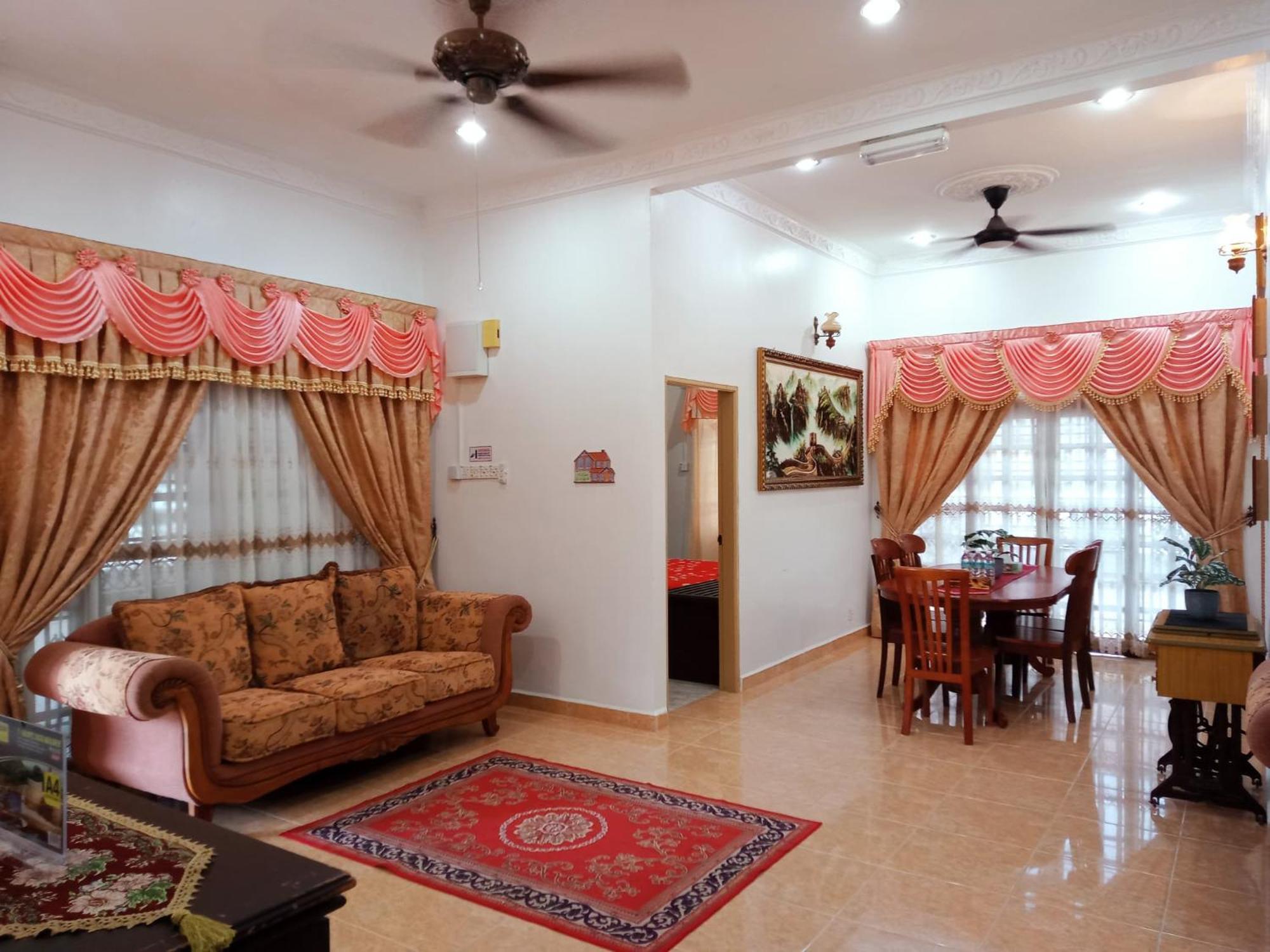 Mawar Camelia Homestay 5 Bedrooms Fully Aircond - Near Airport And Stadium Gong Badak كُوالا تيرينغانو المظهر الخارجي الصورة