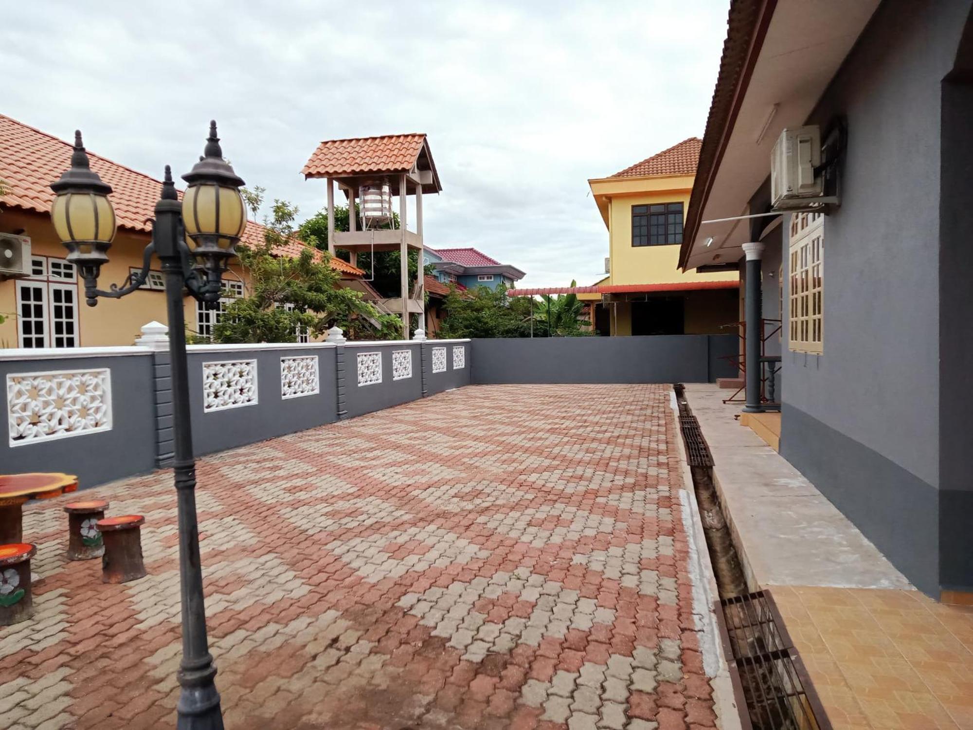 Mawar Camelia Homestay 5 Bedrooms Fully Aircond - Near Airport And Stadium Gong Badak كُوالا تيرينغانو المظهر الخارجي الصورة