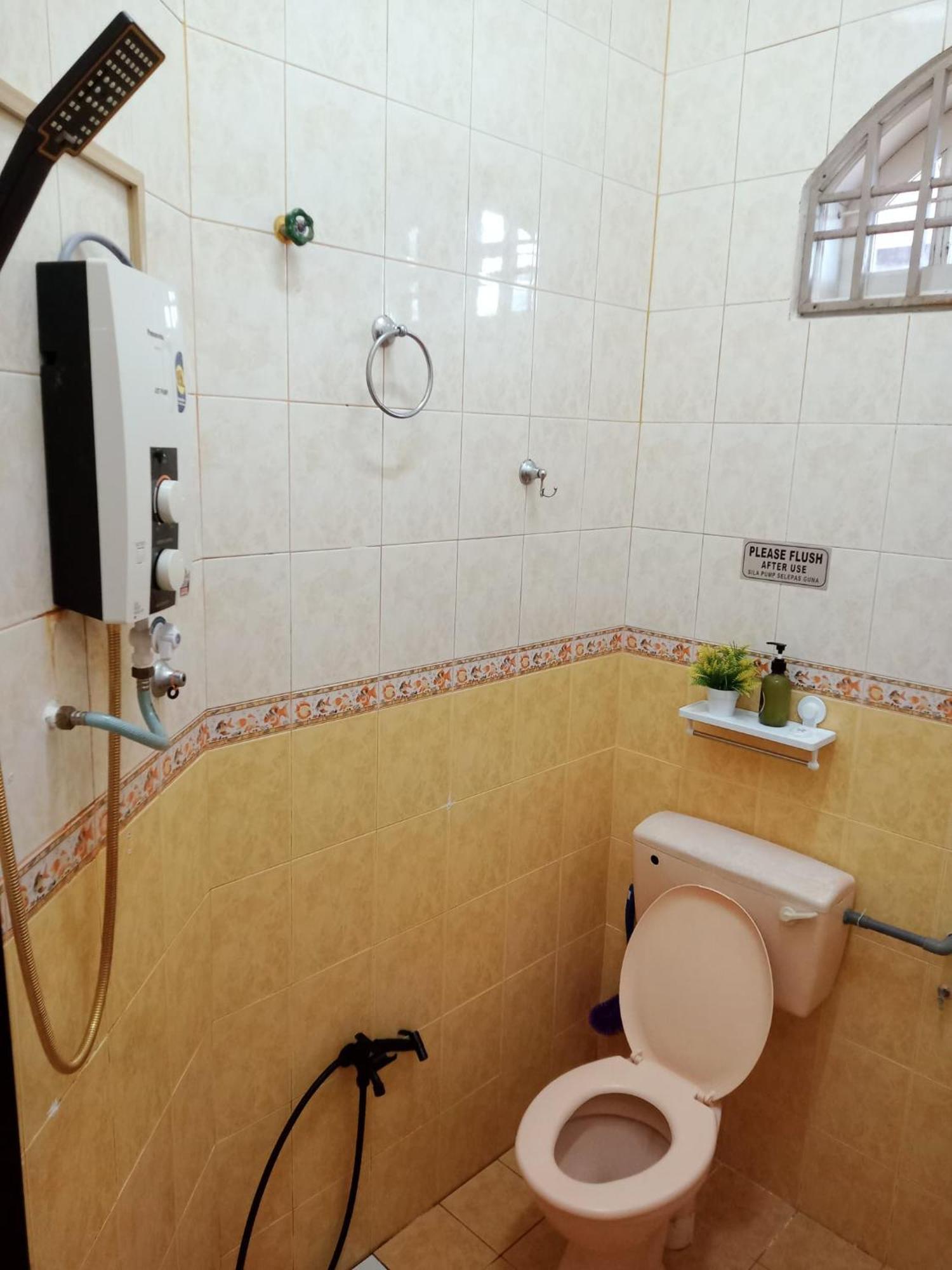 Mawar Camelia Homestay 5 Bedrooms Fully Aircond - Near Airport And Stadium Gong Badak كُوالا تيرينغانو المظهر الخارجي الصورة